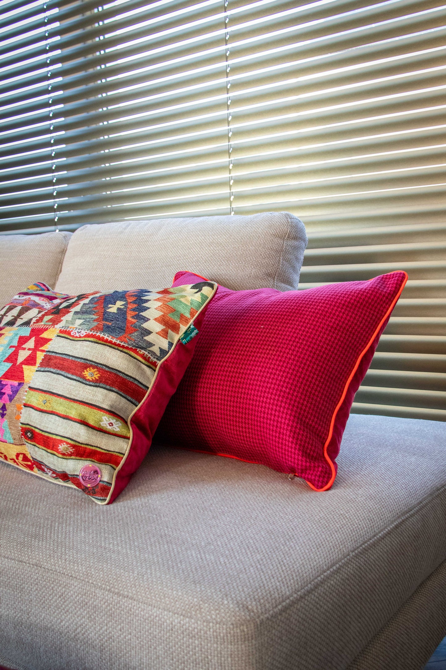 Sierkussen Pink with a punch 55x40