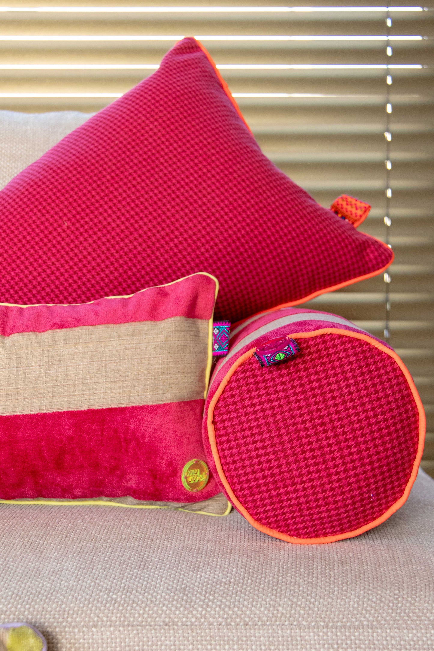 Sierkussen Pink with a punch 55x40