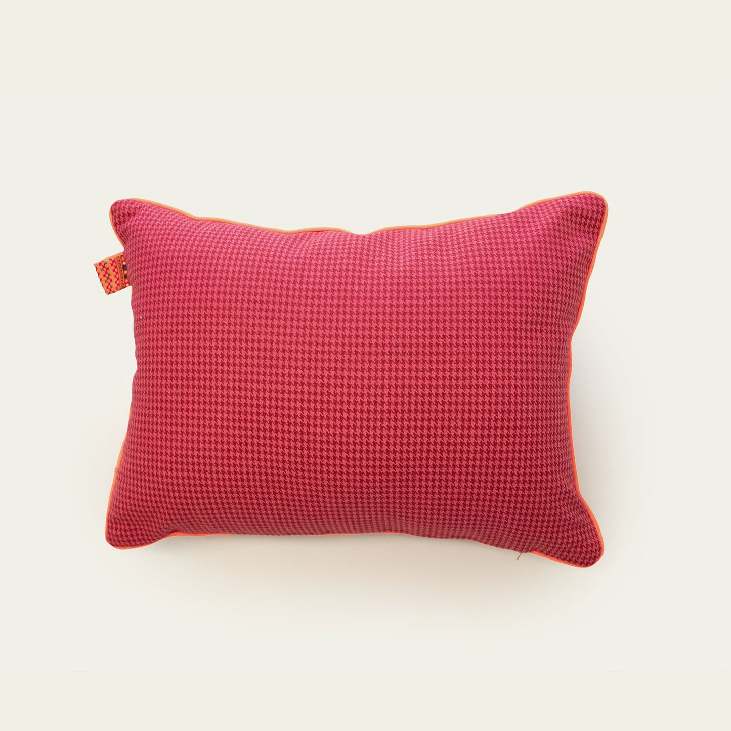 Sierkussen Pink with a punch 55x40