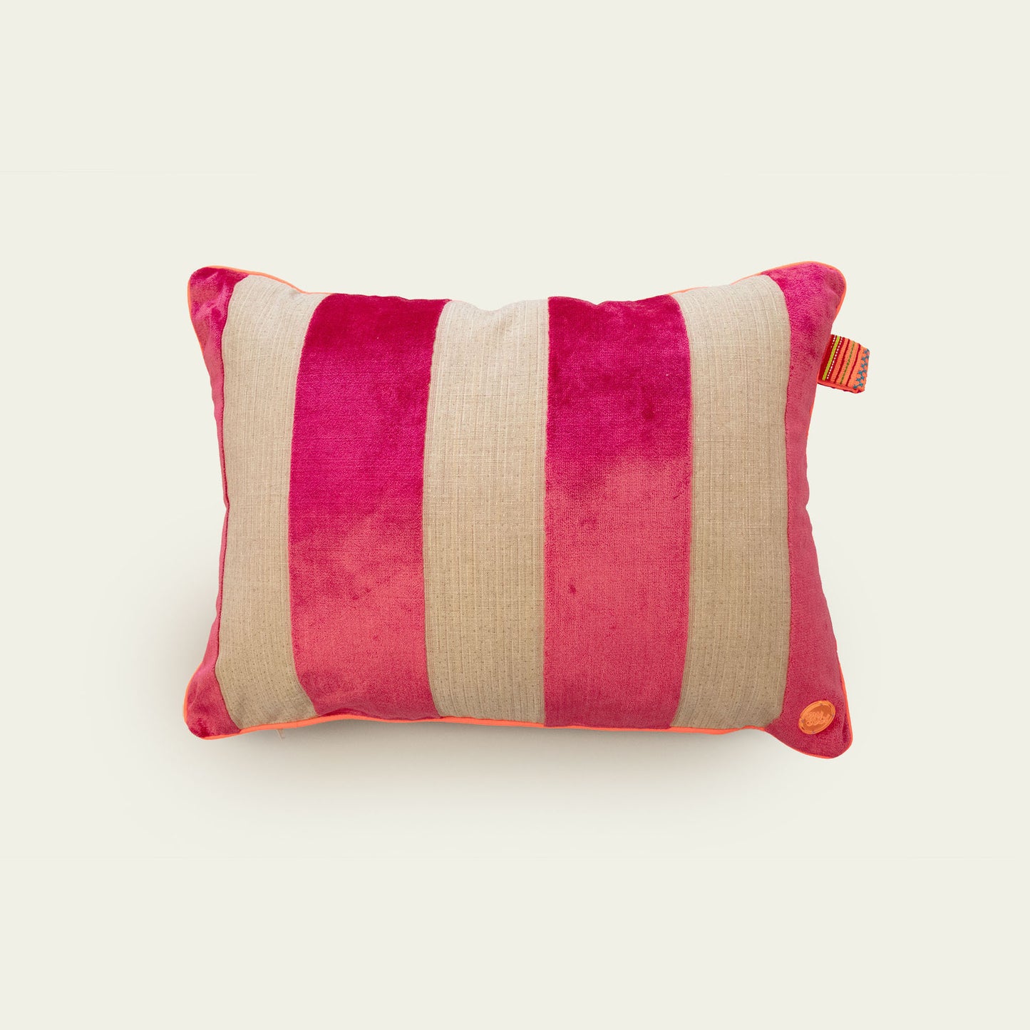 Sierkussen Pink with a punch 55x40